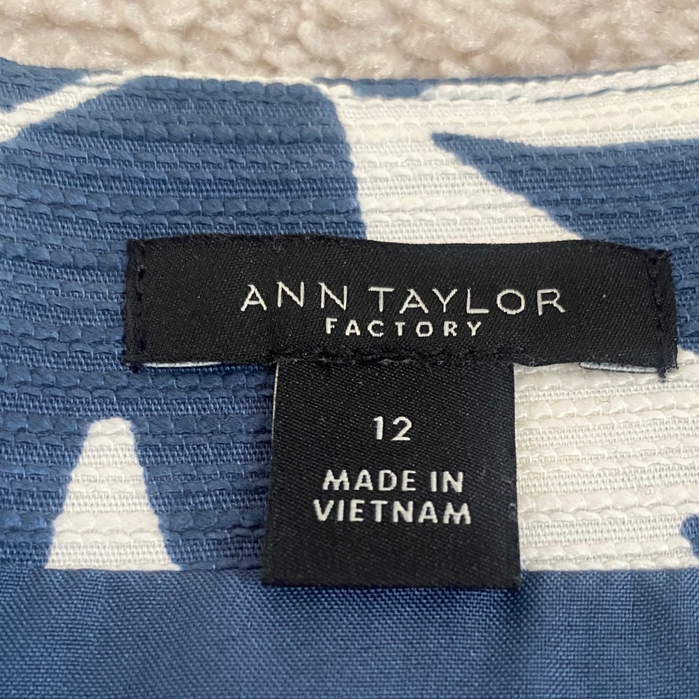 Ann Taylor Factory Lined Blue and White Floral Pencil Skirt - Picture 3 of 5